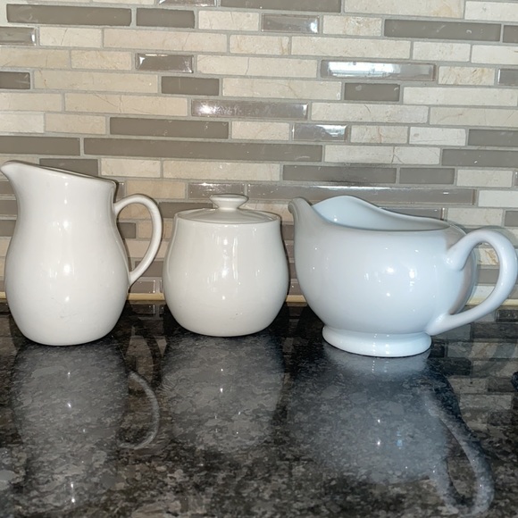 Fine China Dinnerware - Gravy, Creamer and Sugar bowls - Picture 2 of 2